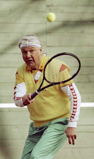 Борис Ельцин во время игры в теннис, 1992 год.