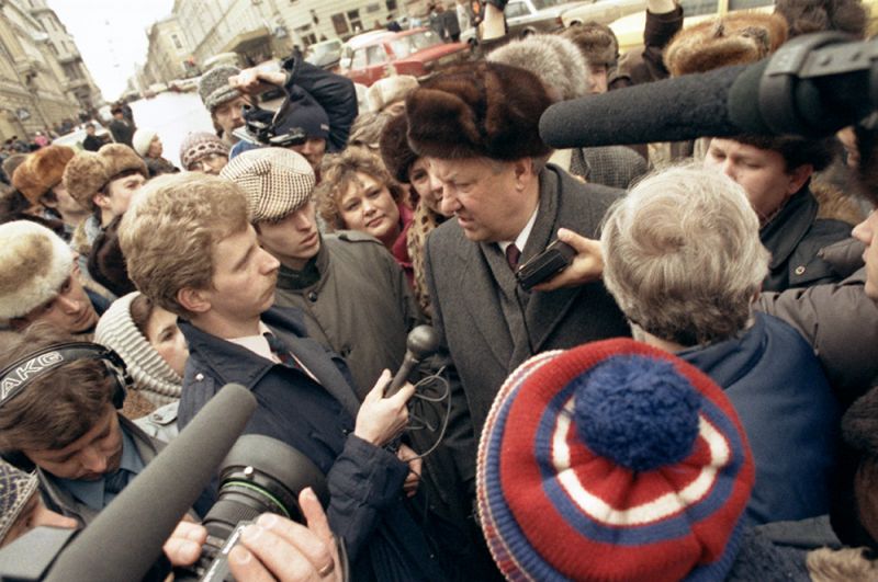 Борис Ельцин во время интервью.
