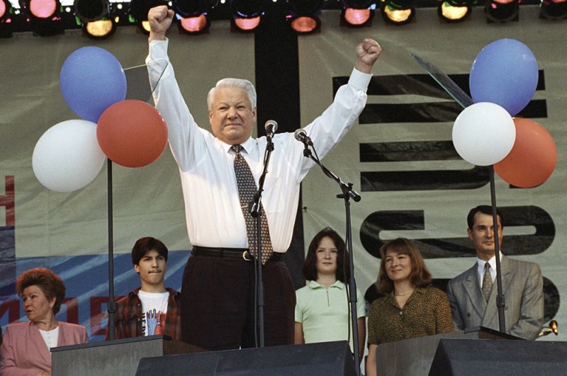 Президент РФ Борис Ельцин выступает на концерте в поддержку президента, 1996 год.