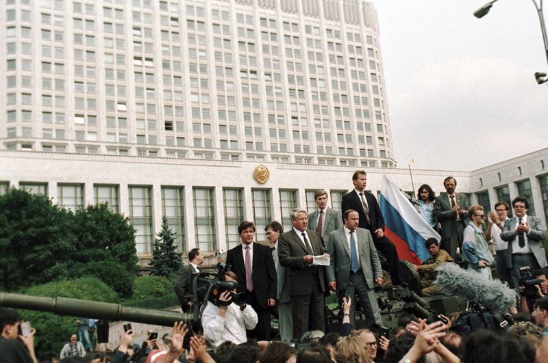 Борис Ельцин выступает у здания Совета Министров РСФСР во время попытки государственного переворота в августе 1991 года.