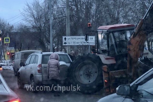 В Ульяновске оторвавшееся от трактора колесо угодило в кроссовер