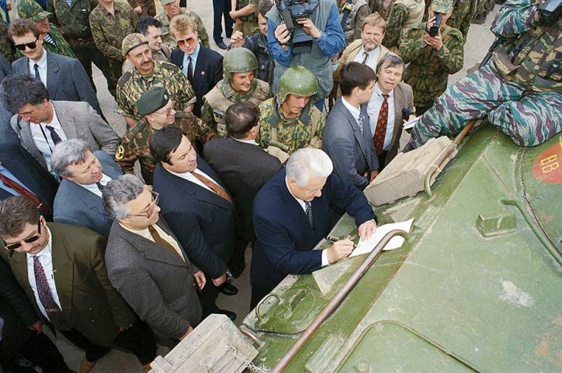 Президент РФ Борис Ельцин в расположении 205-й мотострелковой бригады федеральных войск в Чеченской Республике, 1996 год.