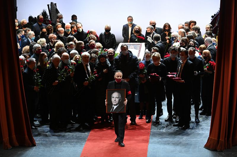 Церемония прощания с народным артистом СССР Василием Лановым в театре имени Евгения Вахтангова в Москве. 