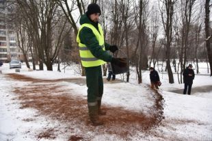 Вместо песка и соли: во Львове обледеневшие дорожки посыпают кофейной гущей