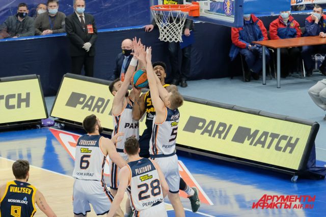 Баскетбольный матч «Парма» - «Химки» в Перми. Фотолента