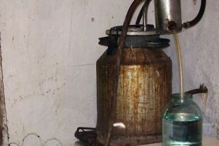 Жительница Соль-Илецка плучила ожоги груди из-за взорвавшегося самогонного аппарата.