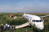 После аварийной посадки на кукурузном поле все пассажиры и члены экипажа остались живы.