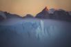 А на этом снимке фотограф запечатлел очень редкое природное явление — туман над айсбергом в Гренландии.