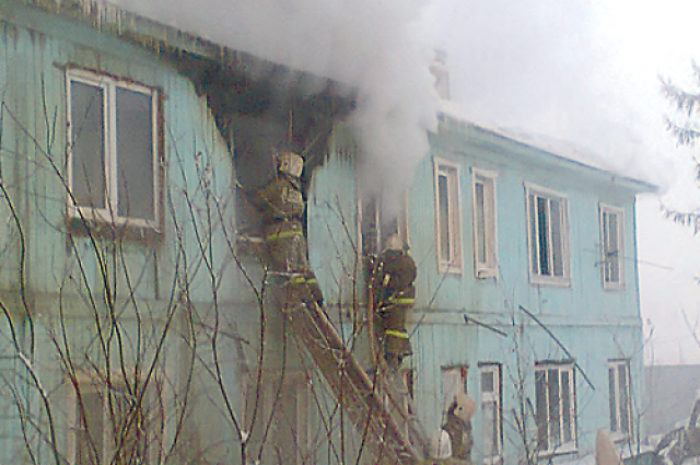 В п. Тура из горящего дома спасли 12 человек, в том числе шестерых детей. 