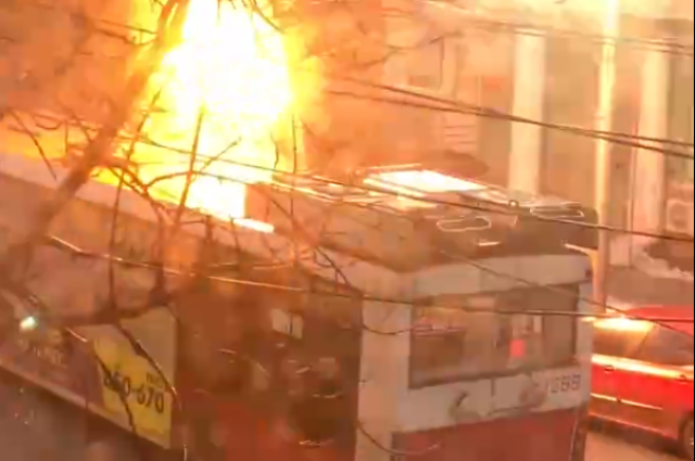 В центре Саратова загорелась крыша троллейбуса