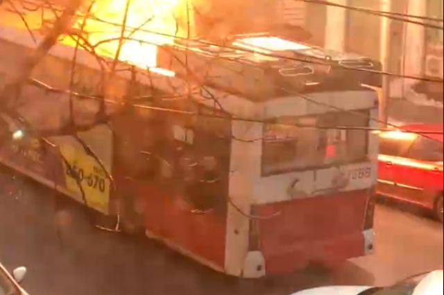 В Саратове загорелся троллейбус при объезде припаркованных авто