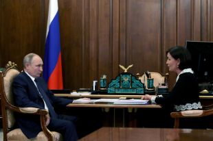 Президент РФ Владимир Путин и генеральный директор Агентства стратегических инициатив по продвижению новых проектов (АСИ) Светлана Чупшева во время встречи.