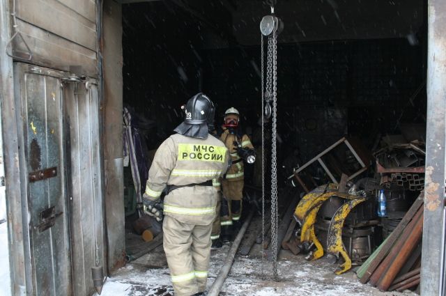 СКР сообщил о гибели троих пожарных на горящем складе в Красноярске