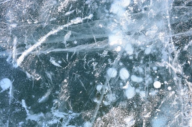 Специалисты МЧС проверили безопасность льда на Урале. 