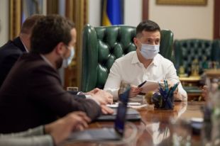 Владимир Зеленский встретился с руководителями ведущих телеканалов.