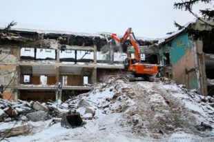 Спецтехника разбирает старое здание.