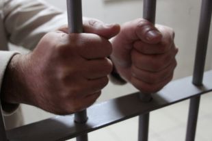 В колонии строгого режима житель Оренбургской области пробудет почти два года.
