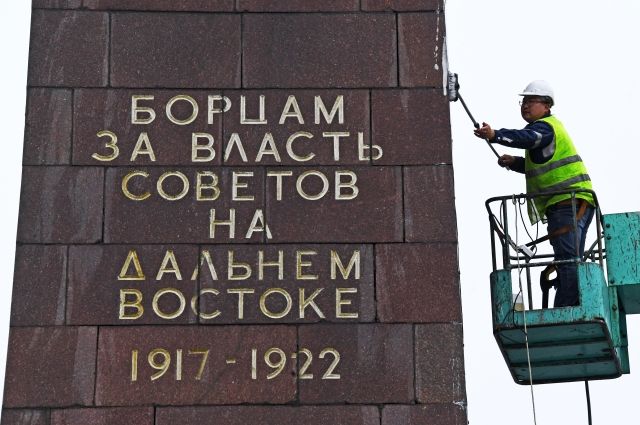 На жителя Владивостока завели дело за осквернение памятника в центре города