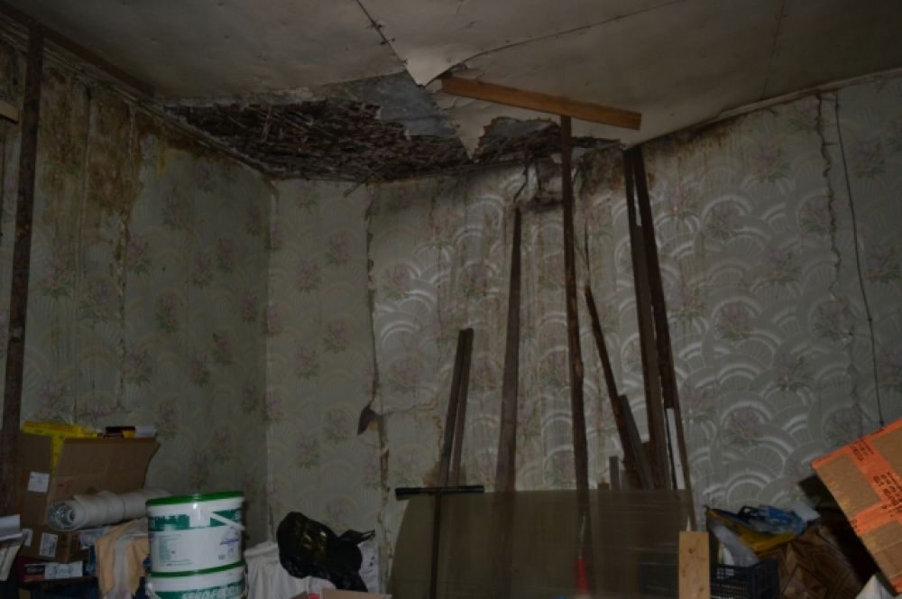  Фундамент просел, в нежилых комнатах печи уходят под пол и обваливаются углы.