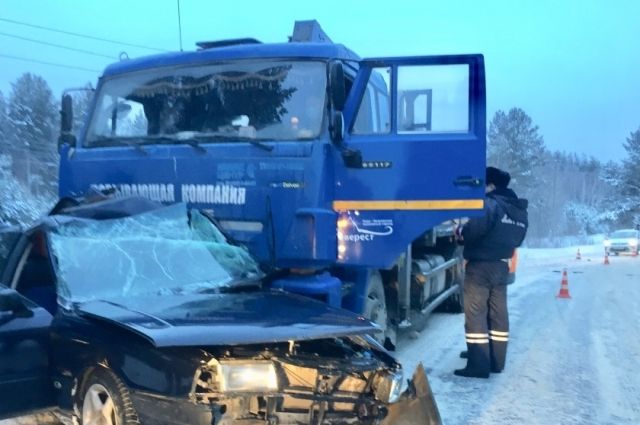 В Полевском водитель легковушки погиб из-за столкновения с грузовиком