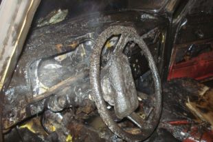В Адамовском районе пять пожарных ночью тушили загоревшуюся грузовую машину.