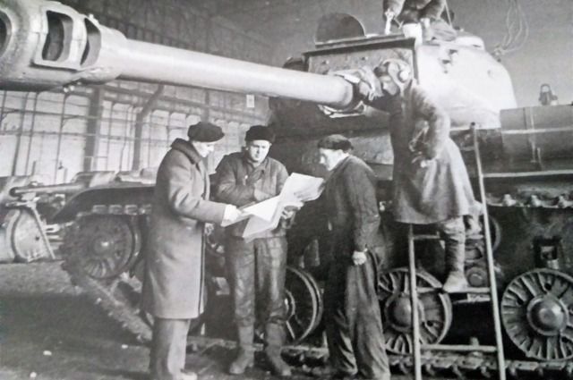 На Кировском заводе (ЧТЗ) в годы войны трудились рабочие и инженеры из Харькова и Ленинграда.