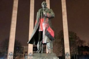 Во Львове неизвестные осквернили памятник Бандере: детали