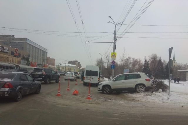 В центре Омска иномарка врезалась в маршрутку с пассажирами