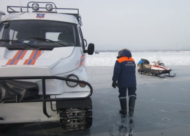 Четверых рыбаков на льдине унесло от берега в Цимлянском водохранилище