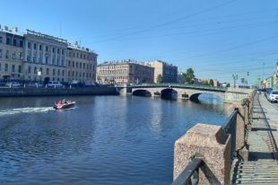 Ограждение от удара вылетело в реку.