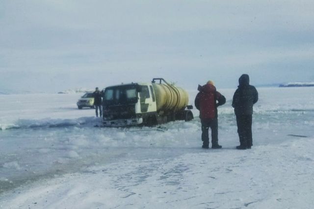 Машина для откачки выгребных ям провалилась под лед на Байкале