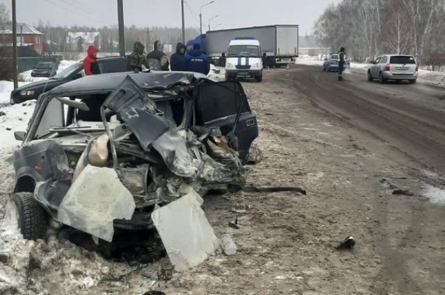 В Омске после столкновения с большегрузом скончался молодой водитель