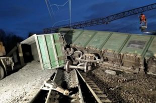 В Днепропетровской области перевернулись восемь вагонов поезда