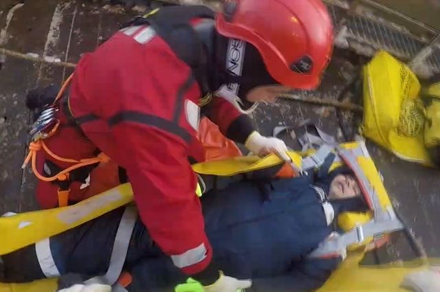 Камчатские спасатели эвакуировали двоих пострадавших