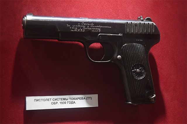 Пистолет системы Федора Васильевича Токарева (ТТ) образца 1930 года из фондов музея Росгвардии в Москве.