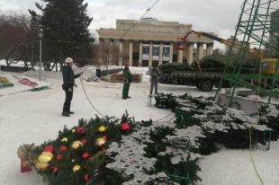 Убрать праздничное дерево планировали еще в конце января.