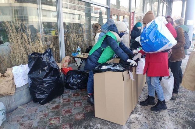 Жители Саратова сдали мусор и получили бесплатную одежду