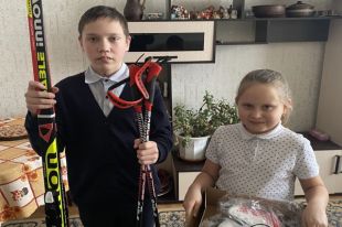 Олег Димов заехал в гости к семье и вручил подарки юным спортсменам, Мише – лыжный набор, а Ане – коньки для фигурного катания.