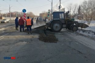 На пересечении улиц Станиславского и Нефтяников устраняют последствия подземного повреждения водопровода.