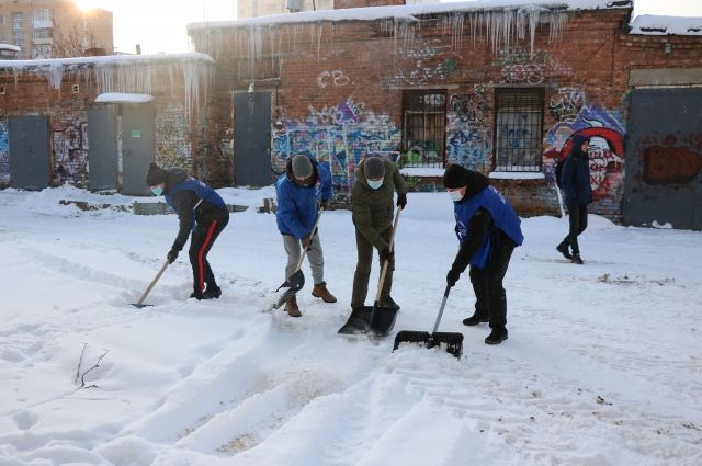 Смоленские единороссы почистили от снега территорию ковидного госпиталя