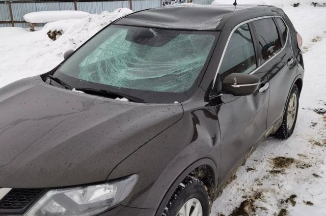 В Ханты-Мансийске несколько автомобилей пострадали от снега с крыш