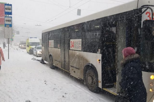 Пассажирский автобус задавил мужчину в Калининском районе Новосибирска