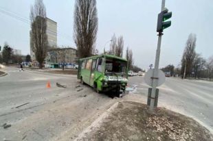 В Харькове грузовик столкнулся с маршруткой: есть пострадавшие.
