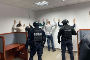 Коллекторы шантажировали должников поддельным порно: подробности