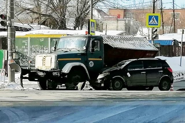 В Самаре пострадала автомобилистка, врезавшаяся на Geely в ЗИЛ-снегоуборщик