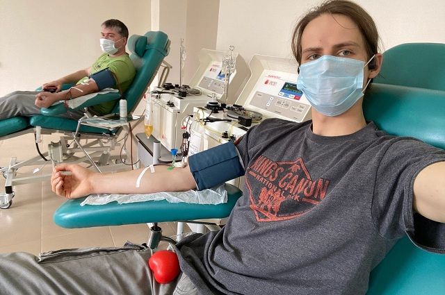 Денис (на переднем плане) во время сдачи крови. В 2021 году волонтёр сдал кровь уже дважды