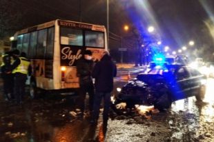 В Николаеве водитель авто протаранил не пропустившую его маршрутку