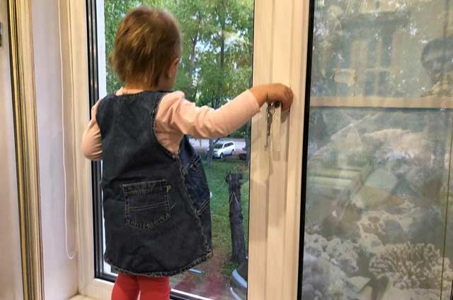 В Орске трехлетняя девочка выпала из окна второго этажа, но отделалась ушибами и ссадинами.