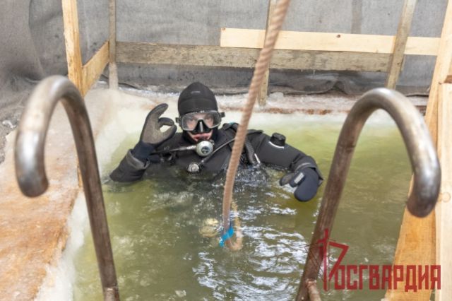 Водолазы Росгвардии тренируются работать в зимних условиях в Хабаровске
