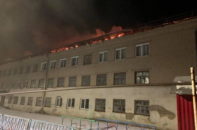 В Саратовской области загорелась школа
